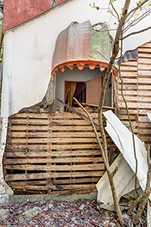 Abandoned Love Hotel Don Quixote Rotting Cottage Frame