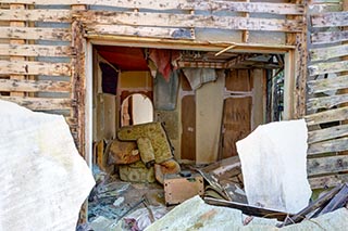 Abandoned Love Hotel Don Quixote Decaying Cottage