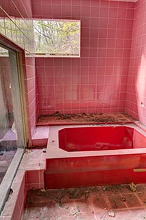 Abandoned Love Hotel Don Quixote Bathroom