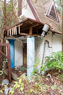 Abandoned Love Hotel Don Quixote Decaying Cottage