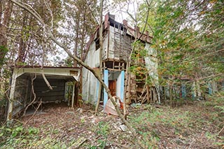 Abandoned Love Hotel Don Quixote Decaying Cottage