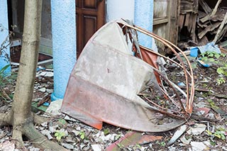 Abandoned Love Hotel Don Quixote Decaying Cottage