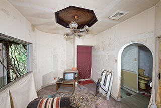 Abandoned Love Hotel Don Quixote Guest Room