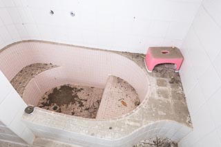 Abandoned Love Hotel Don Quixote Bath