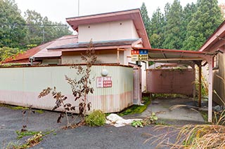 Abandoned Love Hotel Dreamy Cottage and Carport