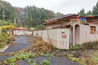 Abandoned Love Hotel Dreamy Cottage and Carport