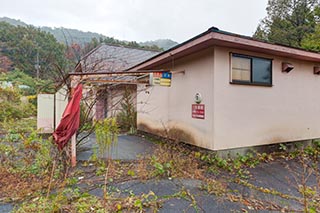 Abandoned Love Hotel Dreamy Cottage and Carport