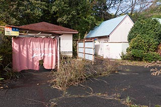 Abandoned Love Hotel Dreamy Cottage and Carport