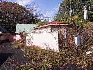 Abandoned Love Hotel Dreamy Cottage and Carport