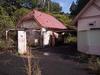 Abandoned Love Hotel Dreamy Cottage and Carport