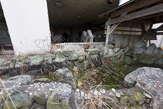 Ruined outdoor bath at Meihan Health Land