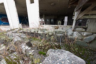 Ruined outdoor bath at Meihan Health Land