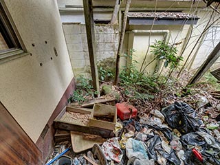 Garbage in carport of Motel Sun River