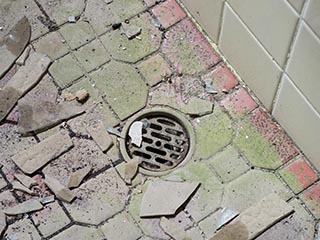 Drain in bathroom floor in Motel Sun River