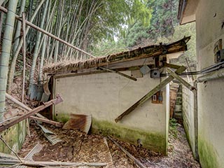 Alley behind Motel Sun River