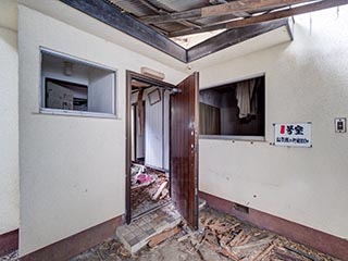 Entry to guest room of Motel Sun River