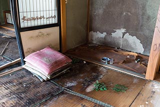 Collapsing Room in Abandoned Nametara Onsen