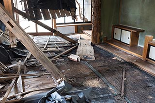 Collapsing Room in Abandoned Nametara Onsen