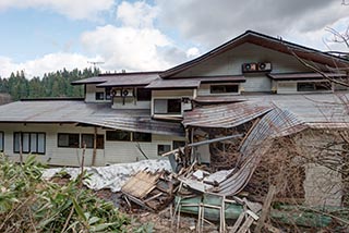 Abandoned Nametara Onsen Collapsing Roof