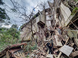 Collapsing ruins of Ōeikaku Ryokan