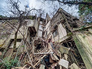 Collapsing ruins of Ōeikaku Ryokan