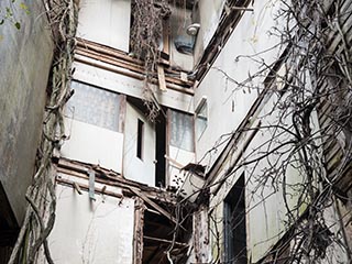 Collapsing ruins of Ōeikaku Ryokan