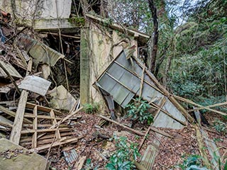 Collapsing ruins of Ōeikaku Ryokan