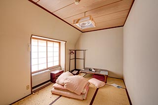 Abandoned Oirasekeiryu Onsen Hotel Guest Room