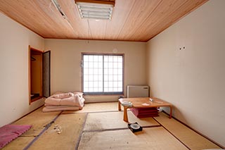 Abandoned Oirasekeiryu Onsen Hotel Guest Room