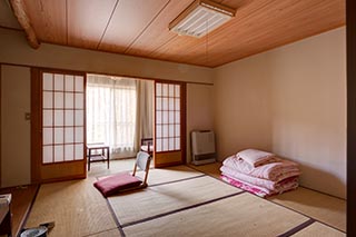 Abandoned Oirasekeiryu Onsen Hotel Guest Room