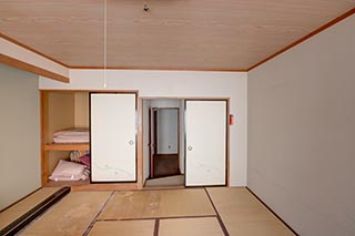 Abandoned Oirasekeiryu Onsen Hotel Guest Room