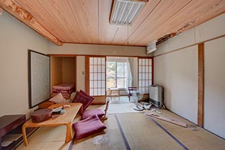 Abandoned Oirasekeiryu Onsen Hotel Guest Room