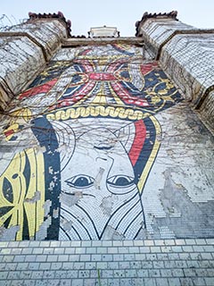 Queen Mural on front of Queen Château Soapland