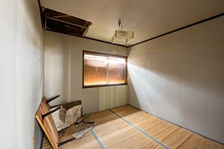 Abandoned Shin-Hato no Yu Onsen Guest Room