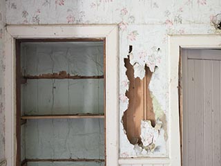 hole in wall next to closet